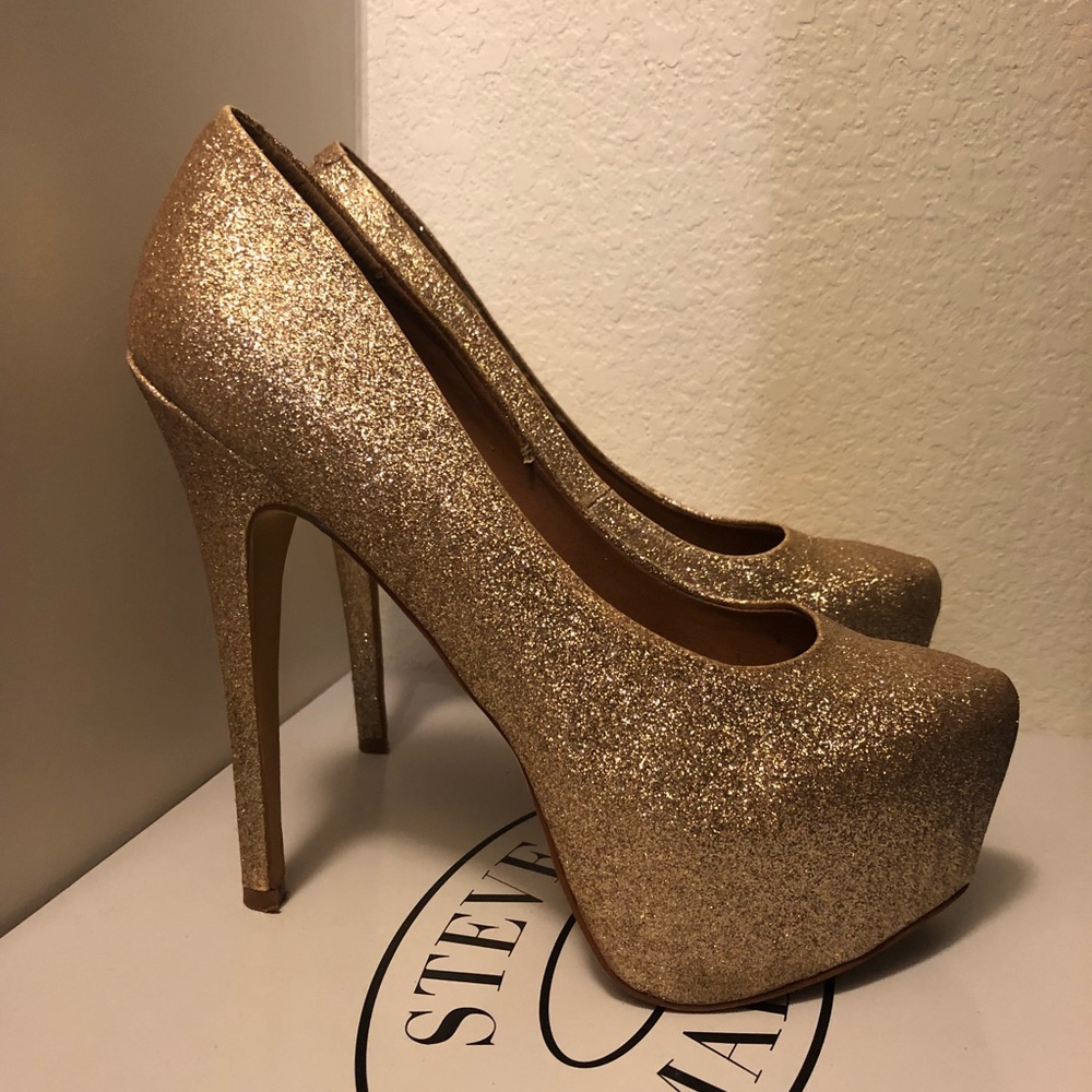 Steve Madden Dejavu Gold Glitter Pumps - Picture 2 of 7